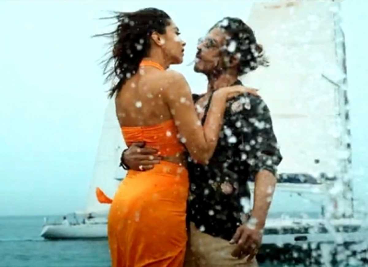 मध्य प्रदेश में भगवा परिधान को लेकर विवादों में घिरी शाहरुख-दीपिका की फिल्म पठान